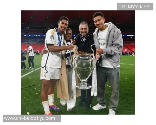 多特高层与球员赛后安慰小贝林厄姆因解围失误致拜仁进球 多特高层与球员赛后安慰小贝林厄姆因解围失误致拜仁进球